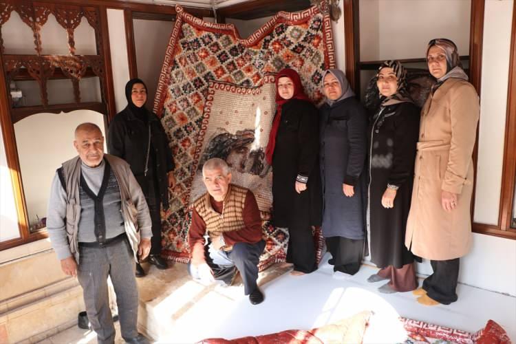 <p>Kilis Valiliği, Güneydoğu Anadolu Projesi Bölge Kalkınma İdaresi Başkanlığı ile İnsani ve Sosyal Gelişme Derneği İktisadi İşletmesi işbirliğiyle hayata geçirilen <strong>"Geleneksel El Sanatları Merkezi Projesi"</strong> kapsamında 25 kadına yorgancılık eğitimi verildi.</p>

<p>Eğitimleri başarıyla tamamlayan kadınların ürettiği el emeği yorganlar, yatak mağazalarında satışa sunuldu.</p>
