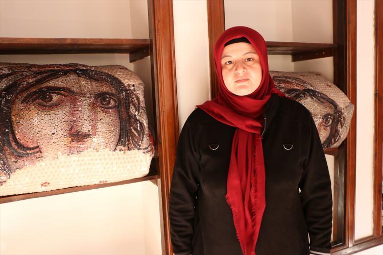 <p><span style="color:#B22222"><strong>YORGANLARA 'ÇİNGENE KIZI' MOTİFİ BASKISI YENİ SOLUK GETİRDİ</strong></span></p>

<p>İnsani ve Sosyal Gelişme Derneği İktisadi İşletmesi Üyesi Fethiye Pınar Masmanacı, AA muhabirine, proje ile unutulmaya yüz tutmuş Kilis yorganlarını modernize ederek yeni nesillere aktardıklarını söyledi.</p>

<p> </p>

<p>Kadınların yorgan ustalarından eğitim alarak projeye dahil edildiğini belirten Masmanacı, yorganları dünyaca ünlü "Çingene Kızı" (Gaziantep'in Nizip ilçesindeki Zeugma Antik Kenti'nde bulunan 'Çingene Kızı' mozaiği, Gaziantep'teki Zeugma Mozaik Müzesi'nde sergileniyor) motifi baskısı yaparak modernize ettiklerini anlattı.</p>
