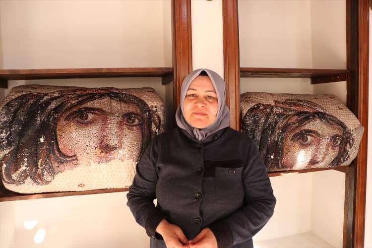 <p><span style="color:#B22222"><strong>"KADINLARIMIZ ÇOK SEVEREK YAPIYOR"</strong></span></p>

<p>Yorgancılığın erkek mesleği olarak bilindiğini dile getiren Masmanacı, şöyle konuştu:</p>

<p><strong>"Kadınlarımızın emektar elleri bu tarz işlere yatkın. Yorgancılık zor ama ustalarımızdan yardım alan kadınlarımız yorgan işlemeyi öğrendi. Kadınlarımız çok severek yapıyor. Yaparken stres atıyorlar. Kadının başaramayacağı bir şey yok. Kadınlarımız 'Yorgancılıkta da varız.' diyor. Yatak firmalarına üretim yapmaya başladık. Bu sayede kadınlarımız aile ekonomisine de katkı sunuyor."</strong></p>

<p>Yorgancılık mesleğini yarım asırdır sürdüren Mehmet Emin Alperen, unutulmaya yüz tutmuş coğrafi işaretli Kilis yorganlarını yeniden canlandırmak için çalıştığını anlattı.</p>
