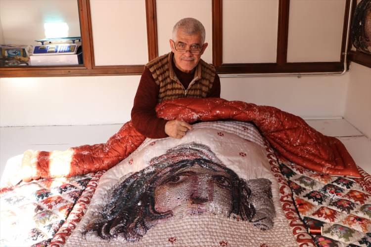 <p>Alperen, <strong>"Çingene Kızı motifi ile yorganlarımızı modernize ediyoruz. Erkek mesleği olan yorgancılığı proje dahilinde kadınlara öğreterek onların aile ekonomisine katkı sunuyoruz. Yorgancılık dikkat gerektiren zor bir iş. Bizim işimiz iğne ile kuyu kazmanın tam karşılığı."</strong> diye konuştu.</p>

<p>Gülizar Yalçın, yorgan işlemeyi ustalar sayesinde öğrendiğini ve bu sayede aile bütçesine katkı sağladığını söyledi.</p>
