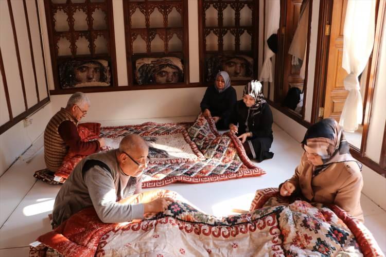 <p>Yalçın, <strong>"Ustalarımız sayesinde bu zor mesleği öğrendik. Psikolojik olarak da bizi rahatlatıyor. Yeni bir desen işlediğimizde ortaya çıkan eser bize mutluluk veriyor."</strong> dedi.</p>

<p>Cennet Demir de modernize edilen yorgana ilginin fazla olduğunu dile getirdi.</p>
