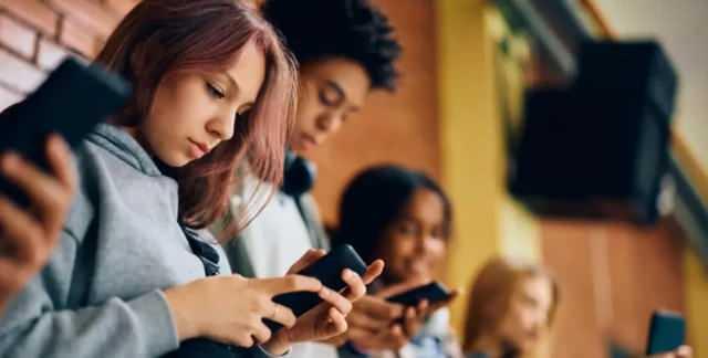 <p>Milliyetçi Hareket Partisi (MHP), üniversite öğrencilerine akıllı telefon, bilgisayar ve tablet alımında ÖTV ve KDV muafiyeti için kanun teklifini Meclis Başkanlığına sundu.</p>

<p> </p>
