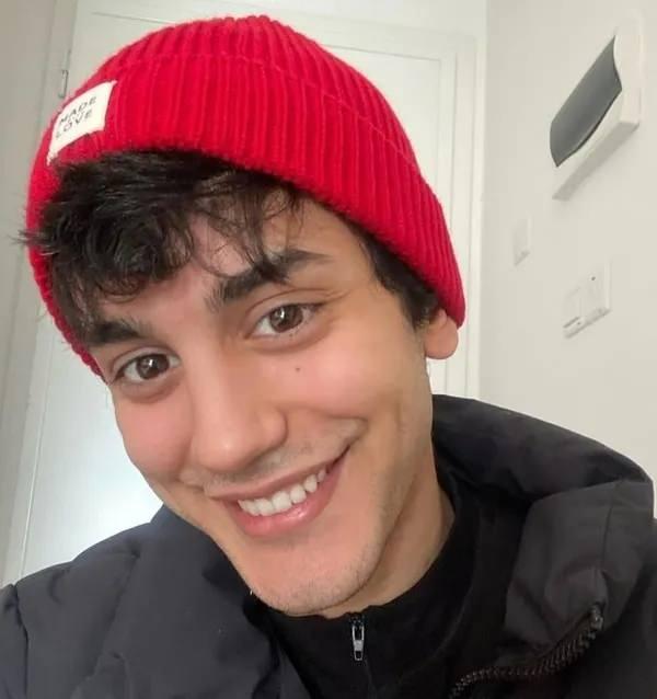 <p><strong>15 Ağustos Cuma günü</strong>, <strong>Kartal Orta Mahalle Nur Sokak'</strong>ta yola savrulan bir <strong>tabureyi</strong> yakalamaya çalışırken, <strong>rüzgarın etkisiyle kopan ağaç dalı</strong> başına isabet etti.</p>
