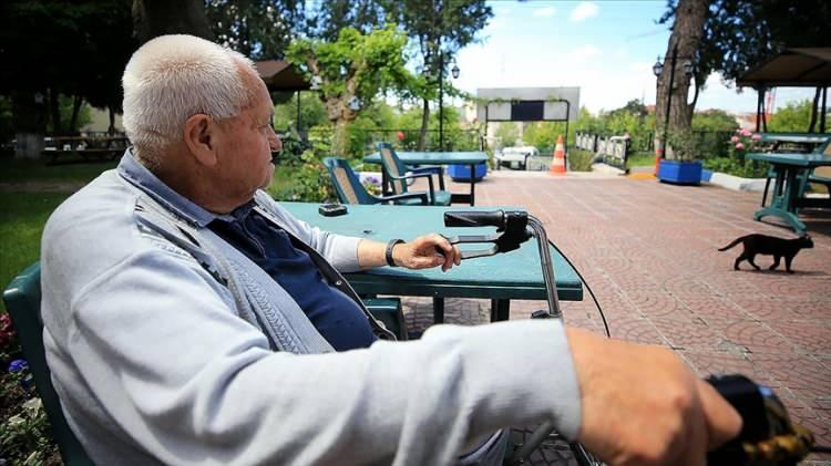 <p>SGK Uzmanı Özgür Erdursun, yıl sonu enflasyon tahminleri doğrultusunda olası maaş artışlarını değerlendirdi. İşte masadaki en güncel ve net zam oranı senaryoları...</p>

<p><br />
Türkiye, enflasyonu düşürmeye odaklı para politikasını sürdürürken yıl sonu enflasyon oranı ve buna bağlı maaş artışları, milyonlarca vatandaşın gündeminde yer alıyor.</p>

<p>TÜFE, ilk 10 ayda %28,62 olarak gerçekleşti. Kasım ve Aralık’ta yüzde 1’er artış olursa yıl sonu enflasyonu %31,2’ye ulaşacak. Böylece hükümetin açıkladığı %31 hedefinin yakalanması mümkün görünüyor.</p>

<p> </p>
