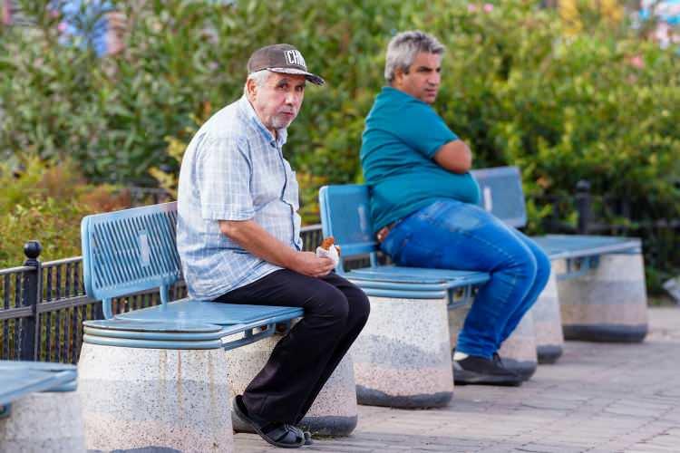 <p><strong>EN DÜŞÜK EMEKLİ MAAŞI İÇİN YENİ SENARYO</strong></p>

<p>En düşük emekli maaşı 16.881 TL seviyesinden %12–13 artışla 19.000 TL bandına yükselse bile, kira, gıda ve enerji giderleri karşısında yetersiz kalıyor.</p>

<p>Dünya Gazetesi'nde ele aldığı köşe yazısında Özgür Erdursun’a göre hükümetin mevcut ekonomi politikaları enflasyonu düşürmeye odaklandığı için:</p>

<p>-Ek seyyanen artış,</p>

<p>-Genel intibak,</p>

<p>-Refah payı gibi uygulamaların olasılığı düşük.</p>

<p>Ancak memur emeklilerine yapılacak yüksek artış, SSK–Bağkur emeklilerine 6 puanlık refah payı getirebilir.</p>

<p>Bu durumda en düşük emekli maaşı yaklaşık 20.250 TL’ye çıkabilir.</p>
