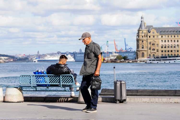 <p><strong>ASGARİ ÜCRETTE GERÇEKÇİ SENARYO</strong></p>

<p>2024 yılında Temmuz ayında artış yapılmayan asgari ücret şu anda 22.104 TL.</p>

<p>Erdursun, teknik olarak %16–20’lik artışların beklendiğini ancak “sahadaki ekonomik gerçekliğin” farklı olduğunu belirtiyor.</p>

<p>Kira, gıda ve giyim enflasyonundaki yüksek artış nedeniyle, asgari ücrete %25 zam olasılığı en güçlü senaryo olarak öne çıkıyor.</p>

<p>Bu durumda yeni net asgari ücretin 27.500–28.000 TL bandında olması bekleniyor.</p>

<p>Erdursun’un derlemesine göre Türkiye’de asgari ücrette son 5 yılda rekor artışlar yaşandı:</p>

<p>-2021: 2.825 TL (%21,6 artış)</p>

<p>-2022: 4.253 TL → 5.500 TL (%50,5 ve %29,3)</p>

<p>-2023: 8.506 TL → 11.402 TL (%54,7 ve %34)</p>

<p>-2024: 17.002 TL (%49)</p>

<p>-2025: 22.104 TL (%30)</p>

<p>Beş yılda nominal artış 8 kata ulaştı; ancak reel alım gücü, hayat pahalılığı nedeniyle bu artışları takip edemedi.</p>
