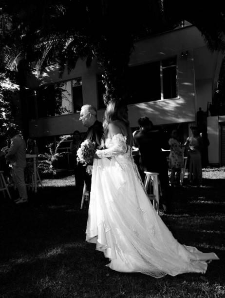 <p><strong>Ünlü sanatçının Yeniköy'deki evinde gerçekleşen sade tören, sosyal medyada günlerce konuşuldu. 6'ncı kez nikah masasına oturan Erbil'in nikah öncesi "Kadının fendi Mehmet Ali'yi yendi" diyerek duygularını dile getirdi.</strong></p>
