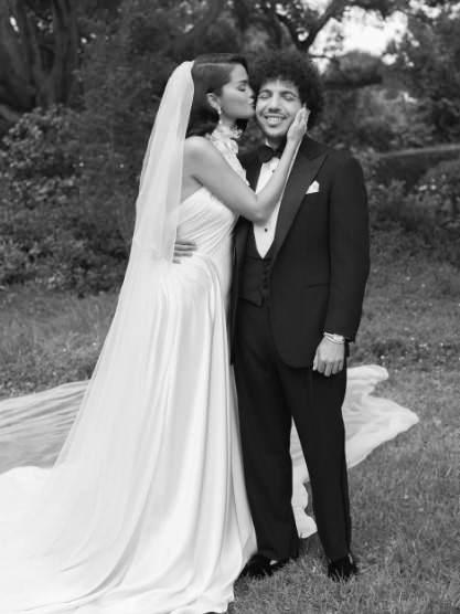 <p><span style="color:#B22222"><strong>SELENA GOMEZ VE BENNY BLANCO</strong></span></p>

<p><strong>Dünya yıldızları arasında bu yıl evliliği ve düğünü en çok konuşulan isim ise elbette Selena Gomez oldu. Gomez, dünyaca ünlü müzik yapımcısı Benny Blanco ile 27 Eylül'de Kaliforniya'nın Santa Barbara kentinde yıldızlarla dolu bir törenle dünyaevine girdi. Ünlü çiftin evliliği dünya basınında günlerce konuşuldu.</strong></p>
