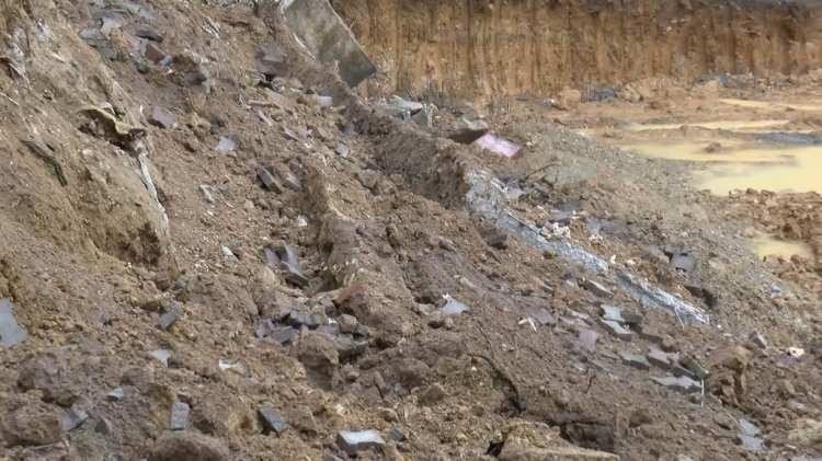 <p>İddiaya göre, caddedeb bulunan 5 katlı binanın istinat duvarı, yağış nedeniyle yumuşayan zemin sonucu bitişiğindeki inşaat sahasına doğru çöktü. </p>
