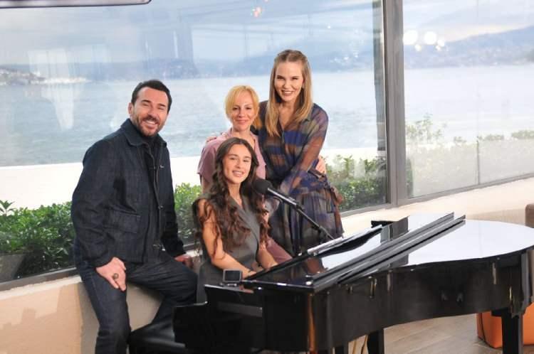 <p>Uğur Arslan ve kendisi gibi müzisyen olan kızı <strong>Ceylin Selin Arslan</strong>, <strong>Melike Öcalan'</strong>ın sunduğu <strong>"Melike ile Müziğin Ritmi"</strong> programına katıldı. Arslan, programda kızıyla ilgili yaptığı açıklamalarla magazin gündeminin dikkatini çekti.</p>
