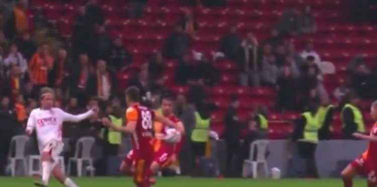 <p>Eski hakem ve spor yorumcuları söz konusu pozisyonu yorumladı: </p>
