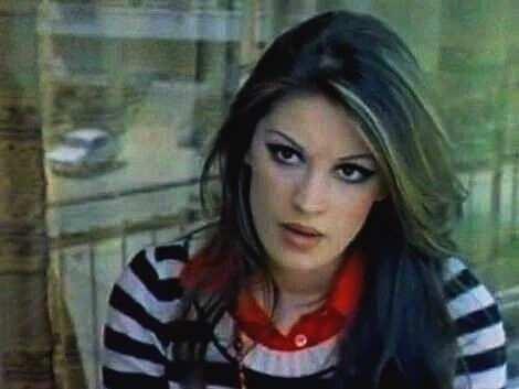 <p><strong>7'den 70'e milyonların sevgisini kazanan ünlü sanatçı, şimdilerde gözlerden uzak ve sakin bir yaşam sürdürüyor.</strong></p>
