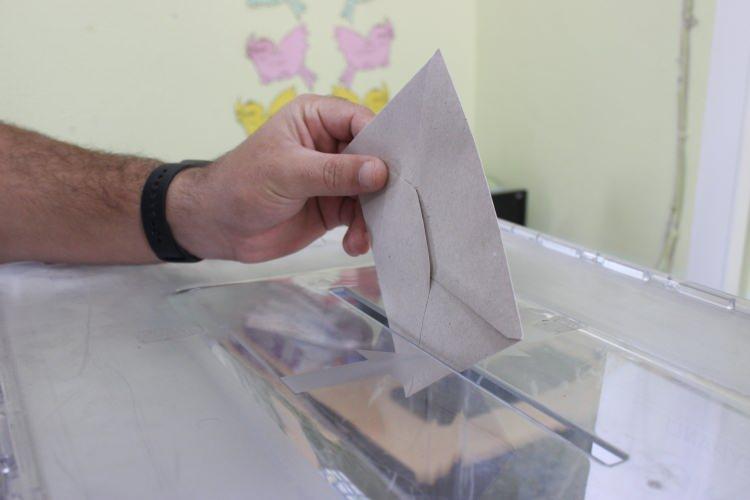 <div>Hatay Valiliğine yapılan başvurular sonrası geçtiğimiz 2 yıl önce mahallede referandum gerçekleştirildi. Toplamda 780 seçmenin bulunduğu mahallede, 510 kişi sandığa giderek oy vermişti. Yapılan sayımlar sonucu, 480 "Evet" oy ile Uzunkavak Mahallesi'nin Kumlu ilçesine bağlanması kararlaştırılmıştı. </div>

<div> </div>

<div> </div>

<div> </div>
