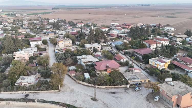 <p>Hatay'ın Reyhanlı ilçesine bağlı olan ve ilçe merkezine 25 kilometre uzaklıkta yer alan Uzunkavak Mahallesi sakinleri, 3 kilometre mesafedeki Kumlu ilçesine bağlanmak için sandık başına gitmişti. Depremzedelerin yaşadığı Uzunkavak'ta vatandaşlar, resmi işlerini halletmek için 30 kilometre yol katetmelerinden dolayı 3 kilometre uzaklıktaki Kumlu ilçesine bağlanmayı tercih ettiler. </p>

<p> </p>

