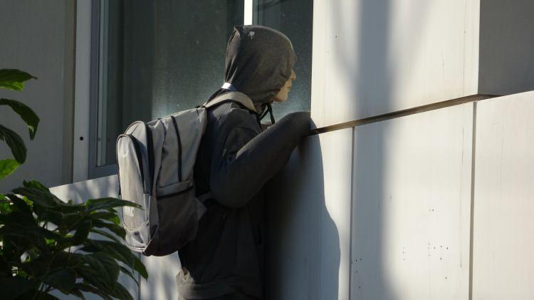 <p><strong><span style="color:rgb(178, 34, 34)">HIRSIZ SANIP TAŞ ATAN DA VAR POLİSİ ARAYAN DA VAR…</span></strong></p>

<p>Sokaktan geçen bazı vatandaşlar, penceredeki cansız mankeni gerçek bir hırsız sanarak tereddüt ediyor. Kimileri taş atmayı düşünüyor, kimileri ise polisi aramanın eşiğine geliyor. Birkaç saniye dikkatli bakanlar ise aslında bunun sadece bir cansız manken olduğunu fark edince hem rahatlıyor hem de duruma gülüyor.</p>
