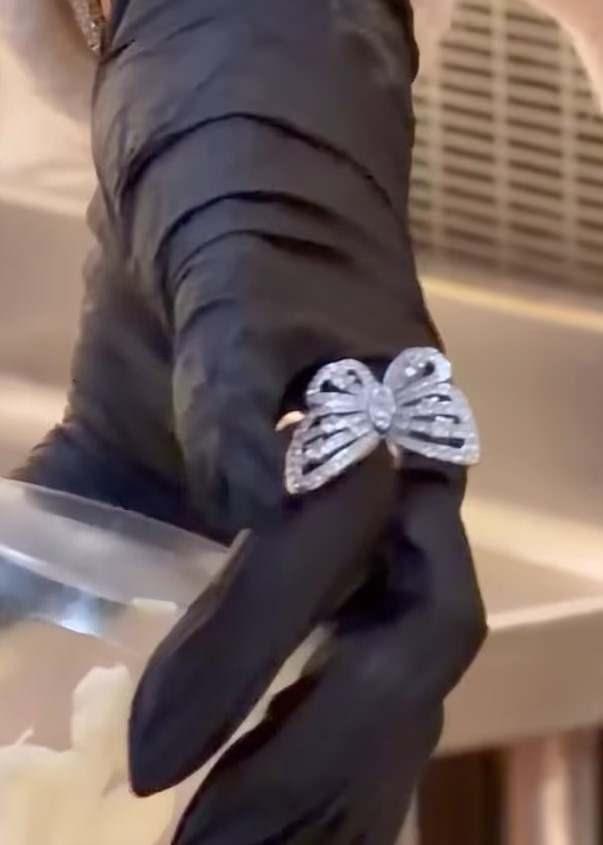 <p><span style="color:#FF0000"><strong>DEĞERİ DUDAK UÇUKLATIYOR</strong></span></p>

<p><strong>14,8 milyon takipçili Instagram hesabından 'yıllık yeşilliklerini' hazırladığı videoyu paylaşan Carey, 42 bin dolarlık "Van Cleef & Arpels" marka kelebek yüzüğünü eldivenlerinin üstüne taktı.</strong></p>
