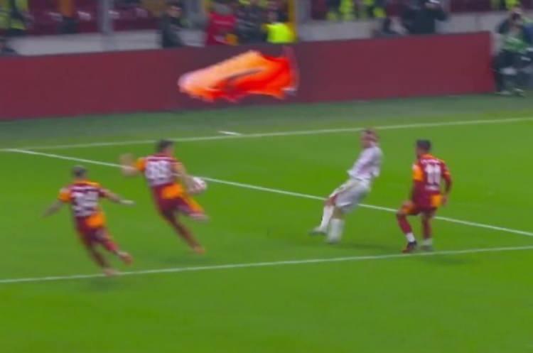 <p>Samsunspor'da Emre Kılınç bu esnada yaptığı itirazlar nedeniyle sarı kart gördü.</p>
