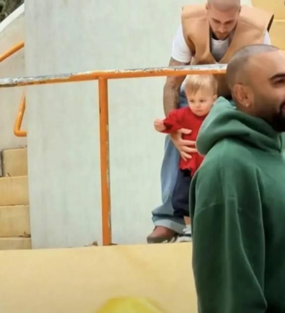 <p><strong>Merak konusu haline gelen 1.5 yaşındaki Jack Blues'un babasına olan benzerliği ve sevimli halleri ise kısa s&uuml;rede sosyal medyaya damga vurdu.</strong></p>
