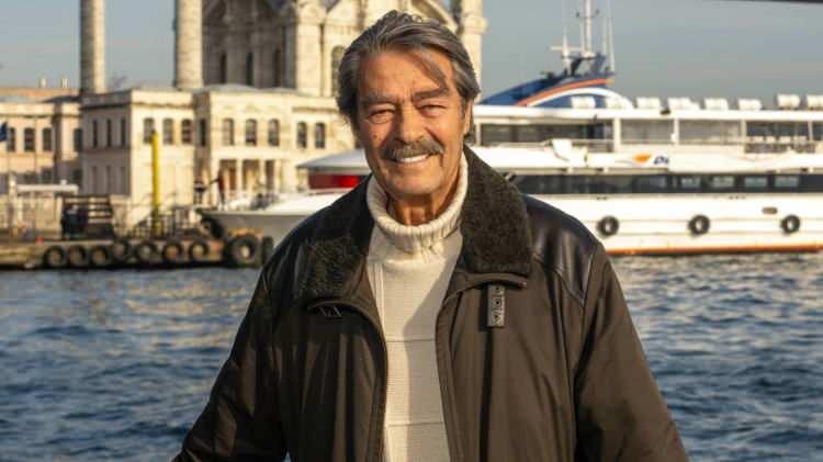 <p>Taburcu olduktan sonra rehabilitasyon merkezinde <strong>fizik tedavi g&ouml;ren 76 yaşındaki usta sanat&ccedil;ı</strong>nın son g&ouml;r&uuml;nt&uuml;s&uuml;, sevenleri tarafından b&uuml;y&uuml;k bir ilgiyle karşılandı.</p>
