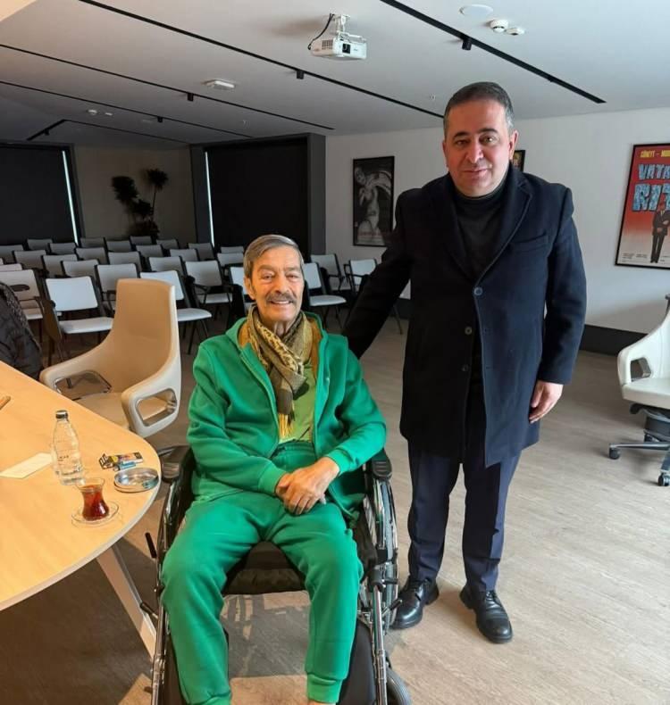 <p><span style="color:#800080"><em><strong>İşte usta sanat&ccedil;ı Kadir İnanır'ın son g&ouml;r&uuml;nt&uuml;s&uuml;&hellip;</strong></em></span></p>
