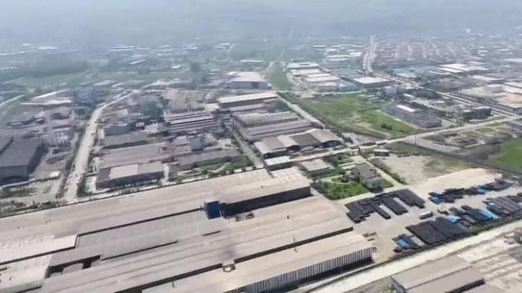 <p>Kacır, <span style="color:#B22222"><strong>“Samsun-Mersin, Mersin-Şırnak, Sivas-Iğdır ve Trabzon-Şırnak olmak üzere 4 yeni sanayi koridoru oluşturacağız. Master planın ilk etabında, Samsun-Mersin hattında 13 ilde 16 yeni yatırım alanı belirledik. Mevcut OSB’lerimizin ortalama 11 katı büyüklüğe ulaşan bu alanlarda mega endüstriyel bölgeler inşa edeceğiz. Altyapısı tamamlanmış, sosyal donatılarla zenginleştirilmiş, akıllı ve yeşil üretim üslerini yatırımcımızın hizmetine sunacağız.”</strong></span> diye konuştu.</p>
