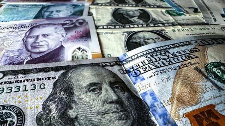 <p><strong>1.18 TRİLYON DOLAR (1.09 trilyon dolardı)</strong></p>

<p>&nbsp;</p>

<p>ABD'nin Japonya'ya olan b&uuml;y&uuml;k borcu (yaklaşık 1,1 trilyon dolar civarı), Japonya Merkez Bankası ve Japon yatırımcıların ABD Hazine tahvillerine yoğun yatırım yapmasından kaynaklanır; d&uuml;ş&uuml;k faizli Japon ekonomisinde g&uuml;venli getiri arayan bu kurumlar, yıllardır ABD'nin d&uuml;ş&uuml;k maliyetle bor&ccedil;lanmasını finanse ederken, Japonya'ya rezerv ve istikrar sağlar. Bu ilişki, iki &uuml;lkenin g&uuml;&ccedil;l&uuml; ekonomik bağları ve doların rezerv para stat&uuml;s&uuml;nden beslenir; Japonya'nın kendi i&ccedil; borcunun aksine, bu dış alacak ABD'ye karşıdır</p>
