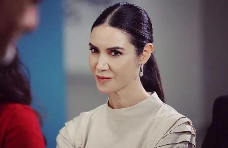 <p><span style="color:#800080"><strong>7- AHU YAĞTU</strong></span></p>

<p>&nbsp;</p>

<p><strong>16 Eyl&uuml;l 2025</strong> tarihinde ani bir bayılma durumu yaşayan oyuncu <strong>Ahu Yağtu</strong>, hastaneye kaldırıldı. Yapılan tetkiklerde, Yağtu'ya beyin anevrizması teşhisi kondu. Ancak kısa s&uuml;rede toparlanan Yağtu, yaptığı a&ccedil;ıklamada vertigo atağı nedeniyle bayıldığını doğruladı.</p>
