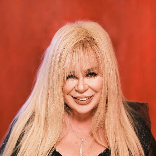 <p><span style="color:#800080"><strong>9- ZERRİN &Ouml;ZER</strong></span></p>

<p>&nbsp;</p>

<p>&Uuml;nl&uuml; sanat&ccedil;ı <strong>Zerrin &Ouml;zer</strong>, <strong>14 Ekim 2025</strong> tarihinde baş d&ouml;nmesi şikayetiyle hastaneye kaldırıldı. Sosyal medya hesabından hastane odasından paylaştığı esprili bir fotoğrafla sağlık durumunun iyi olduğunu duyuran &Ouml;zer, kısa s&uuml;re sonra taburcu oldu.</p>
