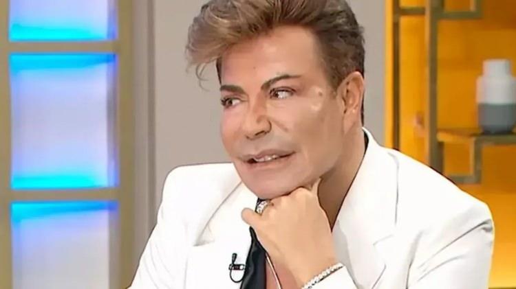 <p><span style="color:#800080"><strong>10- FATİH &Uuml;REK</strong></span></p>

<p>&nbsp;</p>

<p>Şarkıcı ve televizyon sunucusu <strong>Fatih &Uuml;rek</strong>, <strong>15 Kasım 2025</strong> tarihinde ge&ccedil;irdiği kalp krizi nedeniyle hastaneye kaldırıldı. Yoğun bakımda tedavi altına alınan &Uuml;rek, ent&uuml;be edilerek m&uuml;şahede altına alındı. &Uuml;rek'in tedavi s&uuml;reci devam etmekte olup, sağlık durumu hen&uuml;z kritik.</p>
