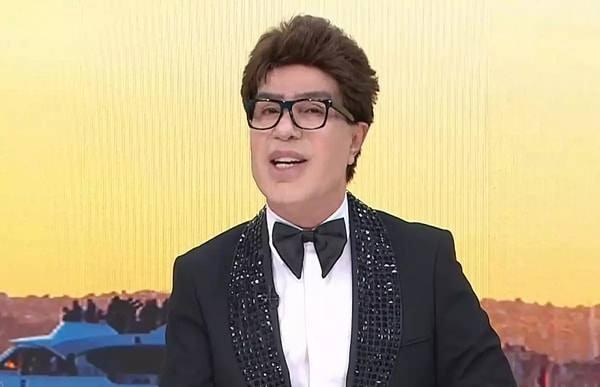 <p><span style="color:#800080"><strong>12- YILMAZ MORG&Uuml;L</strong></span></p>

<p>&nbsp;</p>

<p>&Uuml;nl&uuml; şarkıcı <strong>Yılmaz Morg&uuml;l</strong>, <strong>2 Kasım 2025</strong> tarihinde sosyal medya hesabından yaptığı a&ccedil;ıklama ile hastaneye kaldırıldığını duyurdu. &Uuml;&ccedil; g&uuml;n s&uuml;ren tedavi s&uuml;recinde, yoğun temponun ve annesinin &ouml;l&uuml;m&uuml;n&uuml;n etkisiyle ruhsal ve fiziksel olarak zorlandığı belirtildi. Morg&uuml;l, tedavi sonrası taburcu oldu.</p>
