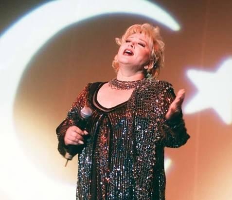 <p>MUAZZEZ ABACI HAYATINI KAYBETTİ</p>

<p>T&uuml;rk sanat m&uuml;ziğinin unutulmaz ismi Muazzez Abacı, 5 Kasım&rsquo;da kızı Saba Abacı&rsquo;yı g&ouml;rmek i&ccedil;in gittiği ABD&rsquo;de kalp krizi ge&ccedil;irdi. Hastaneye kaldırılan Abacı&rsquo;ya stent takıldı. Daha sonra b&ouml;breklerinde komplikasyon oluştu. Tedavisine yoğun bakımda devam eden &uuml;nl&uuml; şarkıcı, doğum g&uuml;n&uuml; olan 12 Kasım&rsquo;da hayatını kaybetti.&nbsp;</p>
