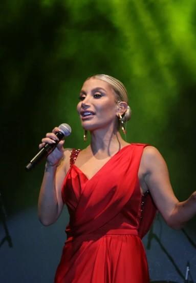 <p>Operasyon kapsamında Dilan ve Engin Polat &ccedil;ifti, İrem Derici, Kubilay Aka, Kaan Yıldırım, Hadise, Berrak T&uuml;z&uuml;nata&ccedil;, Duygu &Ouml;zaslan, Demet Evgar, Zeynep Meri&ccedil; Aral, &Ouml;zge &Ouml;zpirin&ccedil;ci ve Mert Yazıcıoğlunun isimleri &ouml;ne &ccedil;ıktı. Olay, &uuml;nl&uuml;ler d&uuml;nyasında b&uuml;y&uuml;k yankı uyandırırdı.</p>
