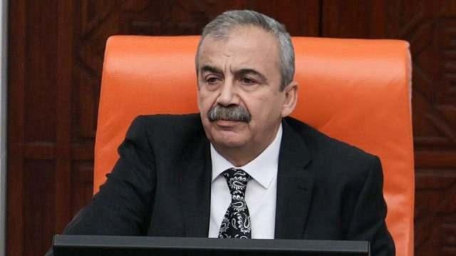 <p><strong>SIRRI S&Uuml;REYYA &Ouml;NDER</strong></p>

<p>TBMM Başkanvekili ve DEM Parti İstanbul Milletvekili Sırrı S&uuml;reyya &Ouml;nder, tedavisinin 18. g&uuml;n&uuml;nde &ccedil;oklu organ yetmezliği nedeniyle 3 Mayıs'ta hayatını kaybetti.</p>

<p>&nbsp;</p>

<p>&nbsp;</p>
