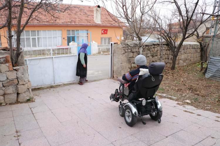 <p>21 yıldır ablası Perihan,<span style="color:#A52A2A"><strong><em> ağabeyi Erhan Doğan ve 4 ay önce kaybettiği bir başka ağabeyi Mustafa Doğan'a (63) yıllarca bakan Yalçın, </em></strong></span>ağabeyinin fizik tedavi alarak, hastalığının daha da ilerlemesinin önüne geçilmesini istiyor.</p>
