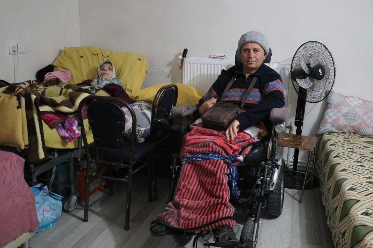 <p>Yaşları ilerledikçe yürümelerinde ve konuşmalarında farklılık olmaya başlayan 4 kardeş, 20-25 yaşlarına kadar baston desteğiyle, başkalarının yardımıyla yavaş yavaş yürüyebildi. 4 kardeş ardında hiç ayağa kalkamaz oldu</p>
