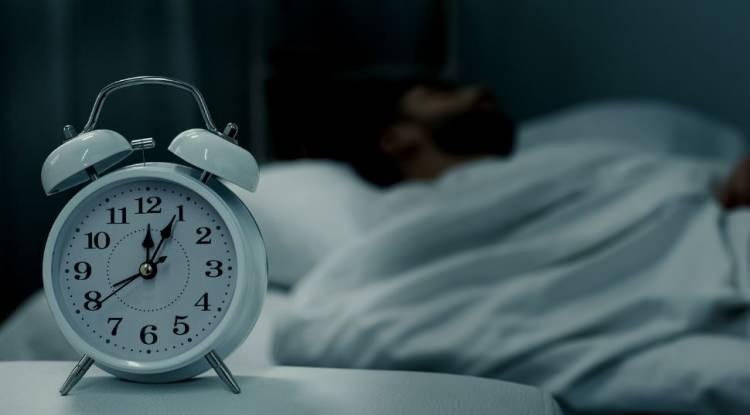 <p><span style="color:#FF0000"><strong>2. UYUMADAN ÖNCE ALANI KONTROL EDİN</strong></span></p>

<p><strong>Brecka'ya göre yalnızca uyku saati değil aynı zamanda uyuduğunuz yerin nitelikleri de önemli. Sıcaklık dengesine dikkat edilmesi gerektiğini ifade eden Brecka, uyku ortamının 20 derece civarında olmasının iyi bir tercih olacağına vurgu yapıyor. Ayrıca uyuduğunuz ortamın tamamen karanlık olması da belirgin bir farkı beraberinde getirecektir.</strong></p>
