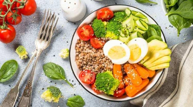 <p><span style="color:#FF0000"><strong>4. BESLENMENİN ETKİSİNİ ES GEÇMEYİN</strong></span></p>

<p><strong>Brecka'ya göre; sağlıklı yaşamın en önemli sırlarından biri de elbette beslenme rutini. İşlenmiş ve paketli gıdaların zararlarını hatırlatan Brecka'nın temel felsefesi ise "Büyükannenin tanımayacağı hiçbir şeyi yeme".</strong></p>
