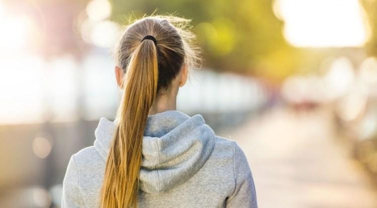 <p><span style="color:#FF0000"><strong>3. GÜNE NASIL BAŞLADIĞINIZ ÖNEMLİ</strong></span></p>

<p><strong>Brecka'ya göre güne başlama şeklimiz de sağlığımız üzerinde oldukça etkili. Uyanır uyanmaz telefona sarılmak yerine, sabahın ilk ışıklarını sakince karşılamalısınız. Belki derin nefesler almak ya da yürüyüş yapmak zihninizi ve bedeninizi rahatlatacaktır.</strong></p>
