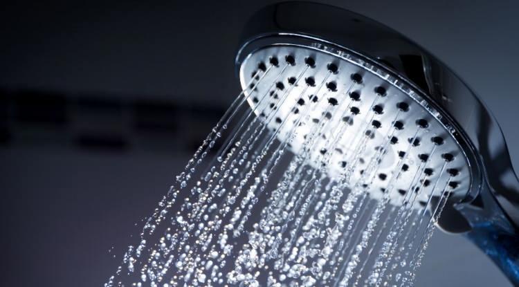 <p><span style="color:#FF0000"><strong>7. SOĞUK VE SICAK UYGULAMALARDAN FAYDALANIN</strong></span></p>

<p><strong>Bir diğer &ouml;nemli nokta ise soğuk ve sıcak dengesini yakalamak! Brecka'ya g&ouml;re; soğuk su banyoları dopamin seviyesini artırabiliyor ve dolaşımı hızlandırıyor. Sauna veya sıcak banyo gibi ısı terapileri ise v&uuml;cudun detoks sistemine destek verip kalp-damar sağlığını olumlu y&ouml;nde etkileyebiliyor.</strong></p>
