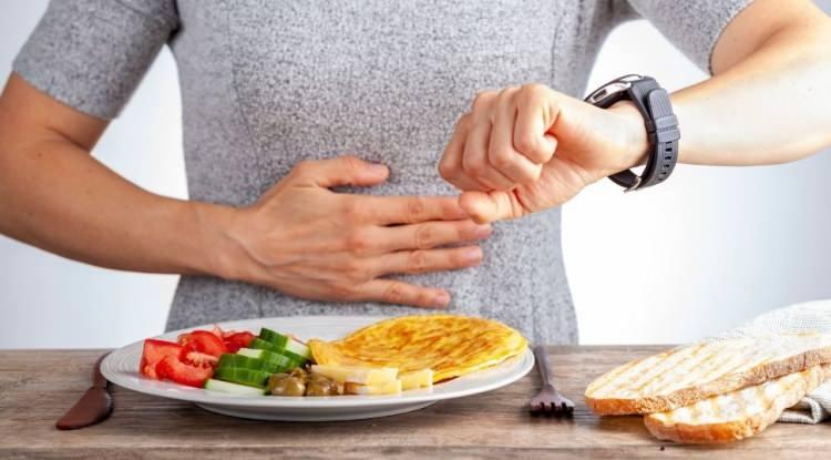 <p><span style="color:#FF0000"><strong>5. ARALIKLI ORUÇ DENEYİN</strong></span></p>

<p><strong>Son dönemlerde sıklıkla duyduğumuz aralıklı oruç deneyiminden bahseden Brecka, bu şekilde beslenmenin metabolizmanın dengelenmesinde önemli rol oynadığını söylüyor. Ayrıca Brecka, bu deneyimin iltihabı azaltarak zayıf hücrelerin atılmasına katkı sağladığını belirtiyor.</strong></p>
