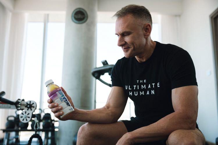 <p><strong>Uzun yıllardır vücudunu ve zihnini diri tutmak için büyük bir özen gösteren ve biyolojik yaşının 20 seviyesinde olduğunu iddia eden Gary Brecka, sağlıklı yaşamın en önemli yapı taşlarını paylaştı. İngiltere'nin ünlü gazetesi Telegraph'a yazdığı yazıda ömür boyunca özen gösterilmesi gereken detayları paylaşan Brecka, 7 maddeye dikkat çekti.</strong></p>
