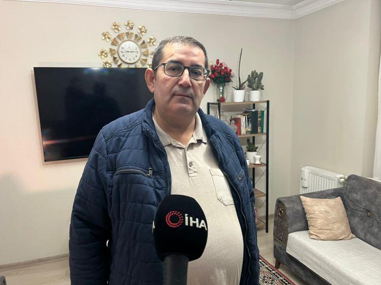 <p>Güvenlik görevlisi Semih Anıl Cansız'ın babası İbrahim Cansız yaşanan olayı şu sözlerle anlattı: </p>

<p> </p>

<p>"Olay 1 Aralık'ta saat 22.30 sıralarında oldu. Oğlum Başakşehir'de bir sitenin güvenlik görevlisi. Site yönetiminin önünden ihtiyaç molası için giderken site sakininin <span style="color:#A52A2A"><strong><em>Golden cinsi köpeği ağzı açık bir şekilde gezdirirken arasında mesafe olmasına rağmen çocuğa saldırıyor.</em></strong> </span></p>
