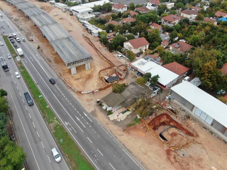 <p>Antalya'da kent içi trafiğini rahatlatmak amacıyla Karayolları Genel Müdürlüğü tarafından yapımına başlanan 4 köprülü kavşak projesinden Uncalı Köprülü Kavşağı'ndaki çalışmalar, bir pideci dükkanını boşaltmayınca durdu. <span style="color:#A52A2A"><em><strong>İşte ilginç olayın her detayı...</strong></em></span></p>
