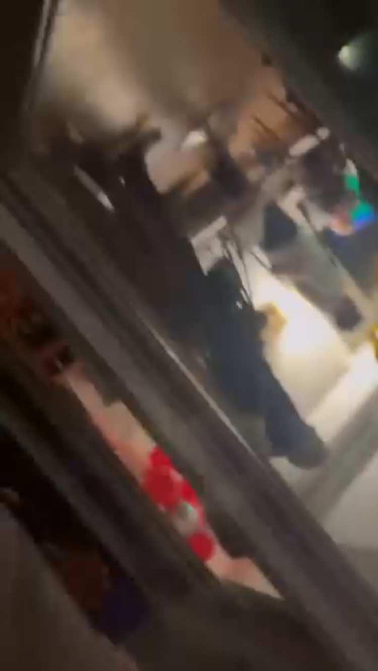 <p><strong><span style="color:rgb(178, 34, 34)">“10’DAN FAZLA FARKLI ADAMIN TEHDİTLERİYLE YOĞUN BASKI ALTINDAYDIM”</span></strong></p>

<p>Avdienko, <strong>"Ben de eşyalarımı toplamaya çalıştım; daha sonra beni ofise sokmadılar ve gitmemi söylediler. Bundan sonra evi terk etmek zorunda kaldım ve yürürken cüzdanımı bıraktığımı hatırladım. İçinde yaklaşık 800 dolar vardı; bir de şalım vardı. Yürürken Büşra Karakaş’ın hiçbir şey olmamış gibi eğlenmeye devam ettiğini gördüm. Kendisinde herhangi bir endişe görmedim. Yaklaşık 1,5 hafta süren bir baş ağrısı yaşadım. Gece boyunca birkaç kez kustum mide bulantılarım oldu. O gece çok fazla korku, stres, güvensizlik hissi, uykusuzluk yaşadım ve uyumakta zorlandım. Bana sanki biri odama gelecekmiş gibi geliyordu. Polise başvurmam halinde bana karşı dava açacaklarını söyleyen 10’dan fazla farklı adamın tehditleriyle yoğun baskı altındaydım"</strong> ifadelerini kullandı.</p>
