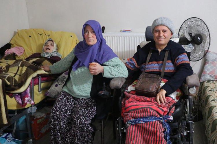 <p>Kayseri'nin Bünyan ilçesinde 3 çocuk annesi <span style="color:#A52A2A"><strong><em>Suna Yalçın (55),</em></strong></span> serebral palsi (beyin felci) hastalığı ile dünyaya gelen ablası <span style="color:#A52A2A"><strong><em>Perihan (70)</em></strong></span> ile ağabeyi <span style="color:#A52A2A"><strong><em>Erhan Doğan'a (57)</em></strong></span> gözü gibi bakıyor.<span style="color:#A52A2A"><strong><em> İşte üç kardeşin hayat hikâyesi...</em></strong></span></p>
