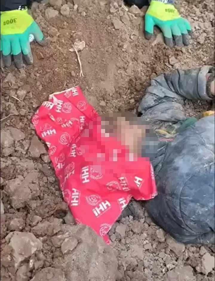 <p>Hatay'ın Reyhanlı ilçesi Kurtuluş Mahallesi'nde ailesiyle yaşayan Suriyeli Amir A., 5 Aralık'ta eğitim gördüğü Mehmet Belkız Büyükvelioğlu İlkokulu'ndan geri dönmedi.</p>

<p> </p>
