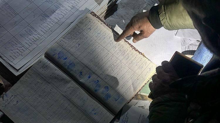 <p><span style="color:#B22222"><strong>KURTULAN ESİRLER O ANLARI ANLATTI</strong></span></p>

<p> </p>

<p>Esed'ın ülkeyi terk etmesi, Suriye'de yeni bir dönemin başlangıcı olarak görüldü. Muhalif güçlerin başkent Şam'a girmesiyle birlikte, rejimin kontrolündeki bölgelerde büyük bir kaos yaşandı. <span style="color:#B22222"><strong>Sednaya Hapishanesi'nden kurtarılan tutsaklar, yıllarca maruz kaldıkları işkenceleri ve kötü muameleleri anlatarak, rejimin zulmünü tüm dünyaya duyurdular.</strong></span></p>
