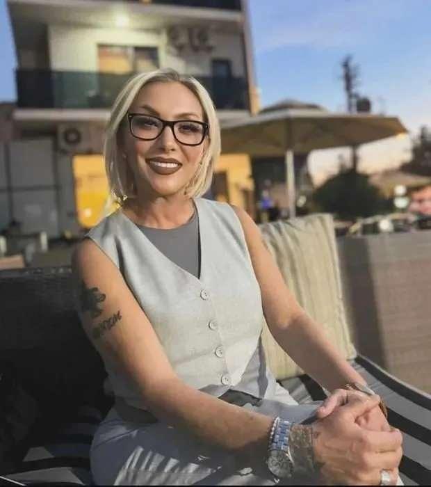 <p>Şarkıcı Güllü'nün Yalova'daki evinin penceresinden düşerek ölümüyle ilgili soruşturma kapsamında, Güllü'nün kızı Tuğyan Ülkem Gülter ile arkadaşı Sultan Nur Ulu, valizlerle yurtdışına kaçmaya çalışırken yakalandı. </p>
