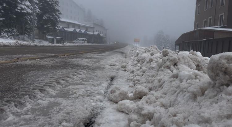 <p><strong>HAFTA BOYUNCA BEKLENMİYOR</strong><br />
<br />
Hava sıcaklığının en düşük 0, en yüksek ise 2 derece olarak ölçüldüğü Uludağ'da hafta boyunca kar yağışı beklenmiyor.</p>
