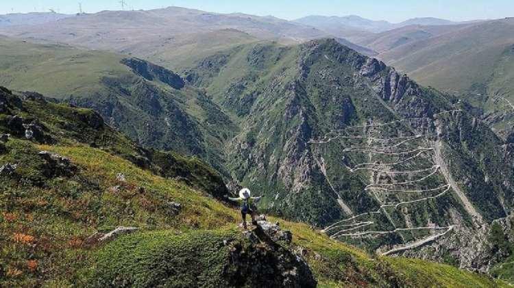 <p><span style="color:#B22222"><strong>MACERA TUTKUNLARI İÇİN DEREBAŞI VİRAJLARI</strong></span></p>

<p>Trabzon-Bayburt arasındaki dağ yamaçlarında yer alan ve "<strong>dünyanın en tehlikeli yolu</strong>" seçilen Derebaşı Virajları yeni yerler keşfetmek isteyenleri ve heyecan ile macera arayanları bekliyor.</p>
